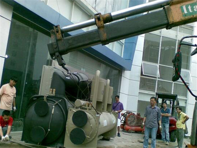 三山区随车吊和汽车吊的核心区别是什么？哪种更省钱？